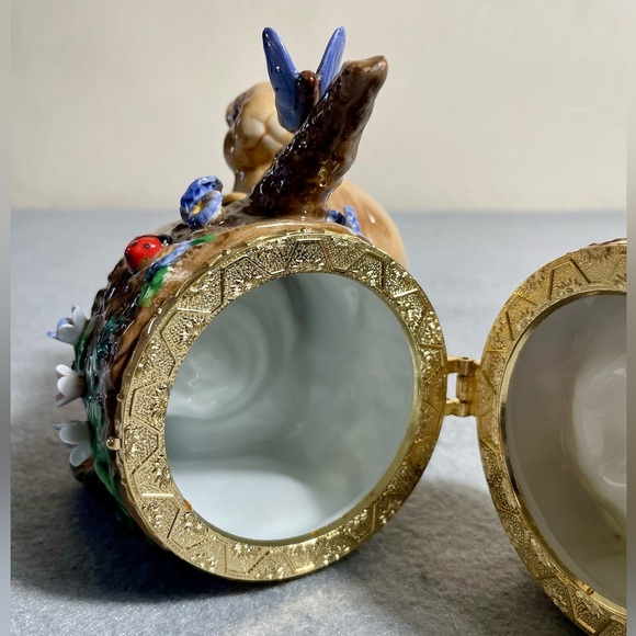 Vintage Porcelain Bunny Rabbit Figurine with Secret Storage Hideaway - Picture 4 of 8